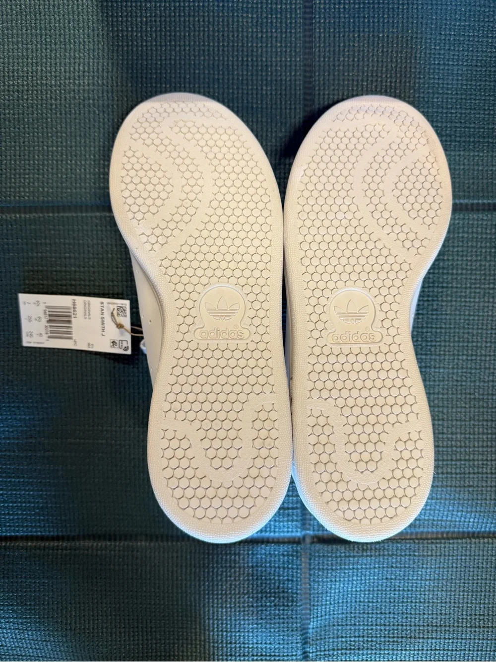 adidas Stan Smith Women’s White Sneakers with Navy Heel Tab NWT Women’s 8